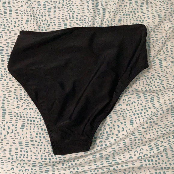 Black bikini bottoms with cutout - Picture 2 of 3